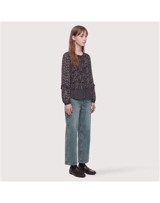써스데이아일랜드 [갤러리아] [써스데이아일랜드]2026 F/W 패턴 믹스 플로럴 블라우스(T266MBL139W) 착용컷