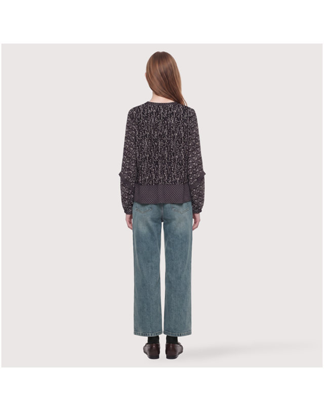 써스데이아일랜드 [갤러리아] [써스데이아일랜드]2026 F/W 패턴 믹스 플로럴 블라우스(T266MBL139W) 착용컷