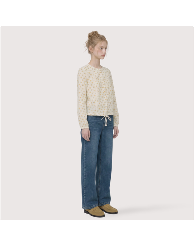 써스데이아일랜드 [갤러리아] [써스데이아일랜드]2026 F/W 미니 플라워 스트링 블라우스(T266MBL148W) 착용컷
