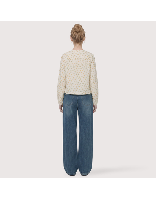 써스데이아일랜드 [갤러리아] [써스데이아일랜드]2026 F/W 미니 플라워 스트링 블라우스(T266MBL148W) 착용컷