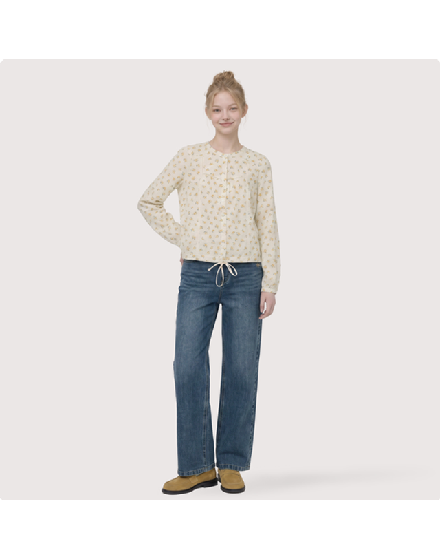 써스데이아일랜드 [갤러리아] [써스데이아일랜드]2026 F/W 미니 플라워 스트링 블라우스(T266MBL148W) 착용컷