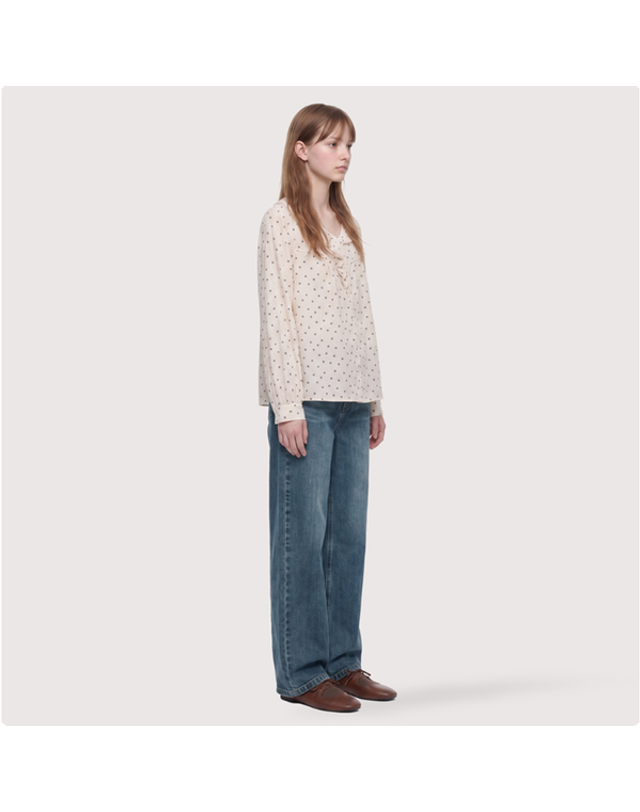 써스데이아일랜드 [갤러리아] [써스데이아일랜드]2026 F/W 잔꽃무늬 러플 브이넥 블라우스(T266MBL153W) 착용컷
