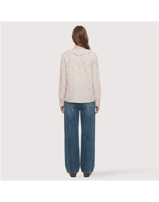 써스데이아일랜드 [갤러리아] [써스데이아일랜드]2026 F/W 잔꽃무늬 러플 브이넥 블라우스(T266MBL153W) 착용컷