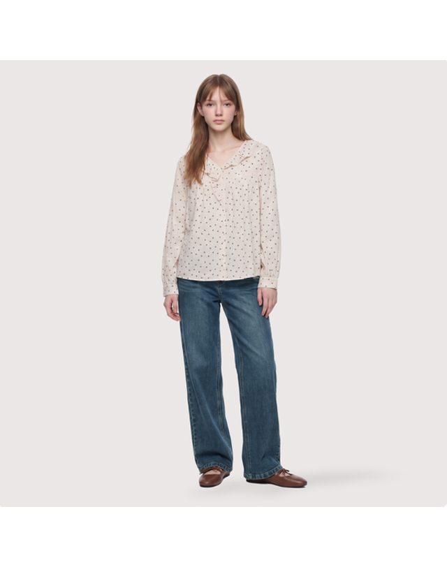 써스데이아일랜드 [갤러리아] [써스데이아일랜드]2026 F/W 잔꽃무늬 러플 브이넥 블라우스(T266MBL153W) 착용컷