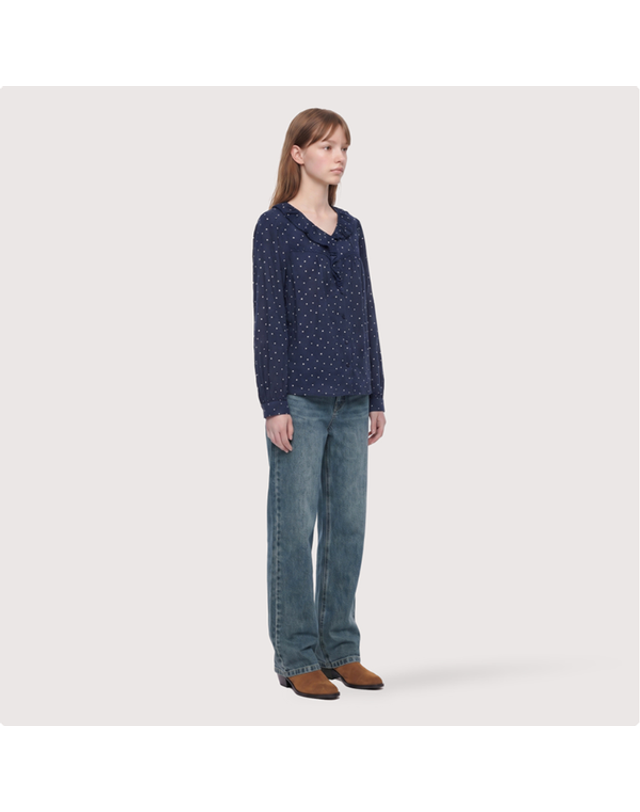 써스데이아일랜드 [갤러리아] [써스데이아일랜드]2026 F/W 잔꽃무늬 러플 브이넥 블라우스(T266MBL154W) 착용컷