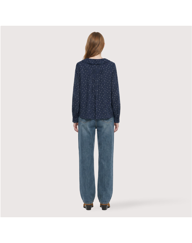 써스데이아일랜드 [갤러리아] [써스데이아일랜드]2026 F/W 잔꽃무늬 러플 브이넥 블라우스(T266MBL154W) 착용컷