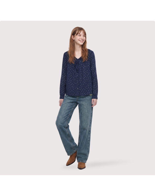 써스데이아일랜드 [갤러리아] [써스데이아일랜드]2026 F/W 잔꽃무늬 러플 브이넥 블라우스(T266MBL154W) 착용컷