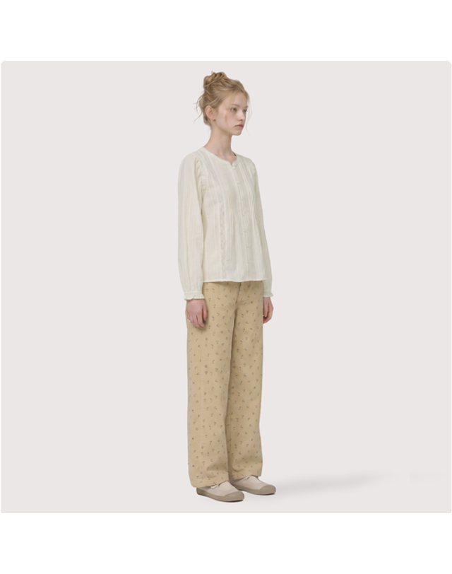 써스데이아일랜드 [갤러리아] [써스데이아일랜드]2026 F/W 레이스 믹스 블라우스(T266MBL157W) 착용컷