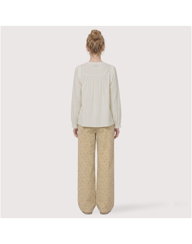 써스데이아일랜드 [갤러리아] [써스데이아일랜드]2026 F/W 레이스 믹스 블라우스(T266MBL157W) 착용컷