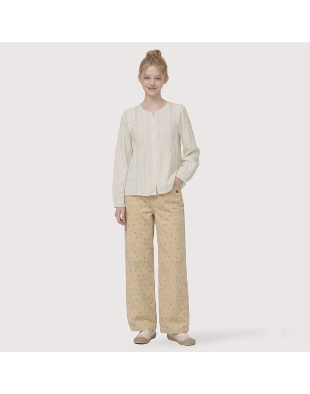 써스데이아일랜드 [갤러리아] [써스데이아일랜드]2026 F/W 레이스 믹스 블라우스(T266MBL157W) 착용컷