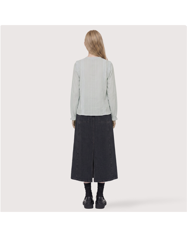 써스데이아일랜드 [갤러리아] [써스데이아일랜드]2026 F/W 레이스 믹스 블라우스(T266MBL158W) 착용컷