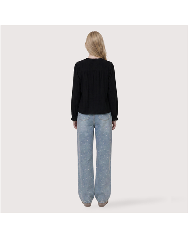 써스데이아일랜드 [갤러리아] [써스데이아일랜드]2026 F/W 레이스 믹스 블라우스(T266MBL160W) 착용컷