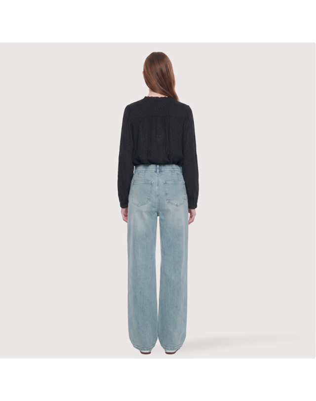 써스데이아일랜드 [갤러리아] [써스데이아일랜드]2026 F/W 자수 포인트 와이드 데님 팬츠 (T266MJE133W) 착용컷