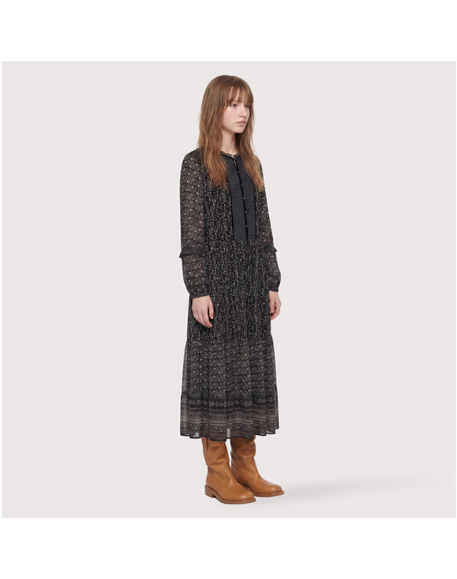 써스데이아일랜드 [갤러리아] [써스데이아일랜드] 2026 F/W 패턴 믹스 A라인 롱 원피스 (T266MOP139W) 착용컷