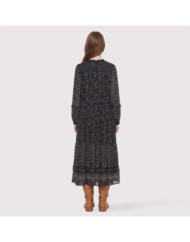 써스데이아일랜드 [갤러리아] [써스데이아일랜드] 2026 F/W 패턴 믹스 A라인 롱 원피스 (T266MOP139W) 착용컷