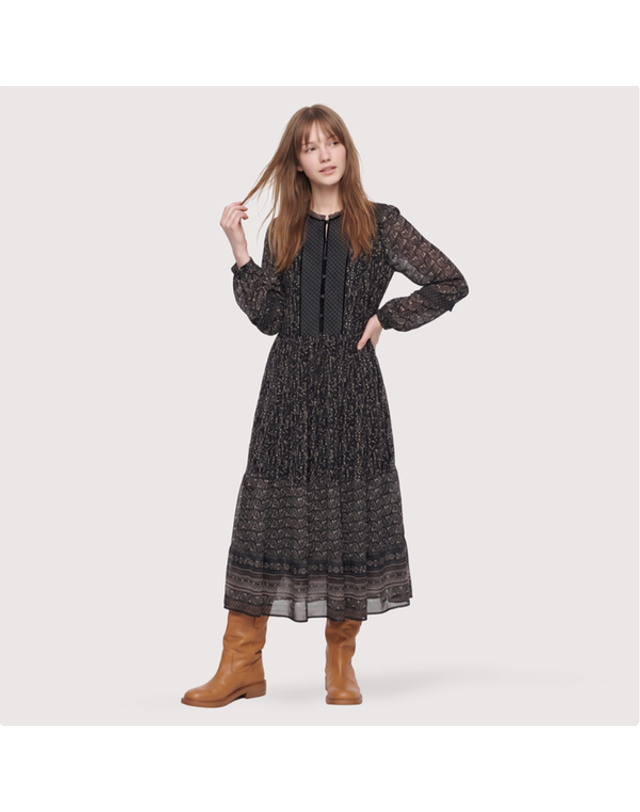 써스데이아일랜드 [갤러리아] [써스데이아일랜드] 2026 F/W 패턴 믹스 A라인 롱 원피스 (T266MOP139W) 착용컷