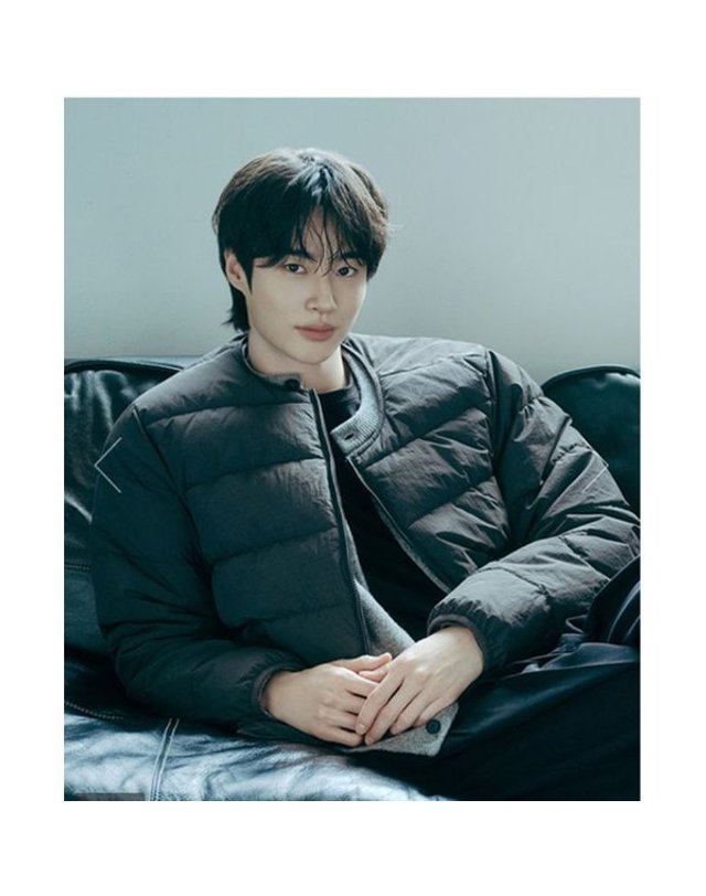 지오다노 [갤러리아] [변우석] 남자 경량 패딩 자켓(075916) 착용컷