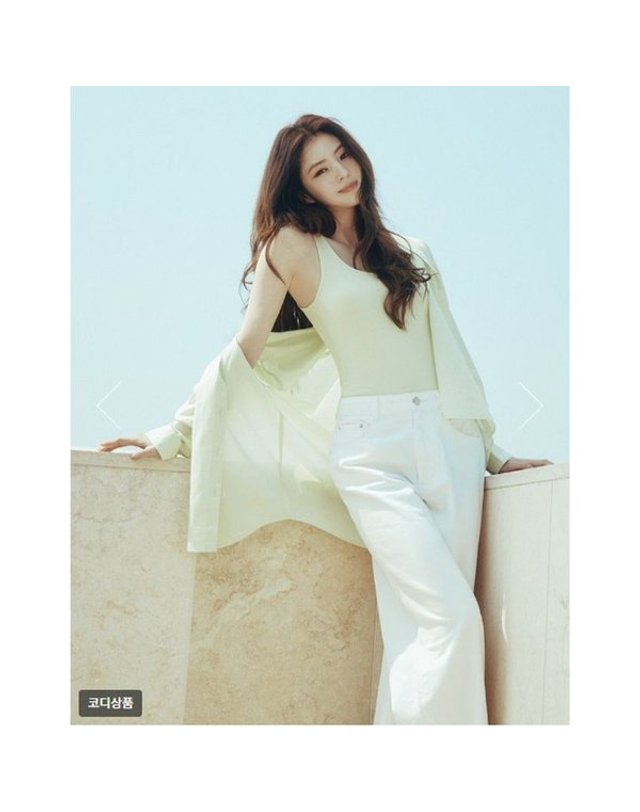 지오다노 [갤러리아] [여름]여자 루즈핏 쉬어 셔츠(05345519) 착용컷