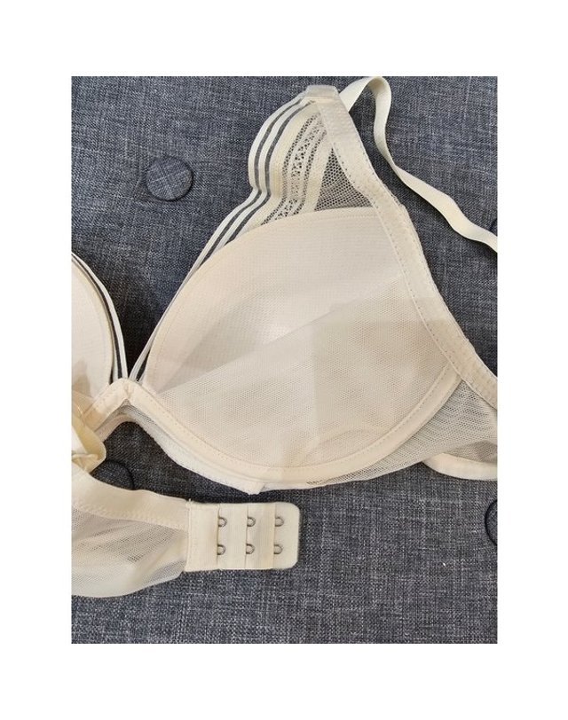 원더브라 [갤러리아] 크림 딥브이 노와이어브라(70A~85C) WBWBR4M54T 착용컷