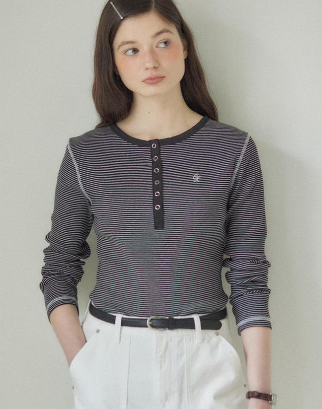 아워호프 로고 헨리넥 슬림 스트라이프 슬리브 티셔츠 - 블랙 착용컷