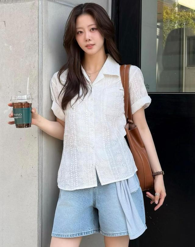 아워호프 올리브 아뜰리에 플라워 셔츠 - 화이트 착용컷