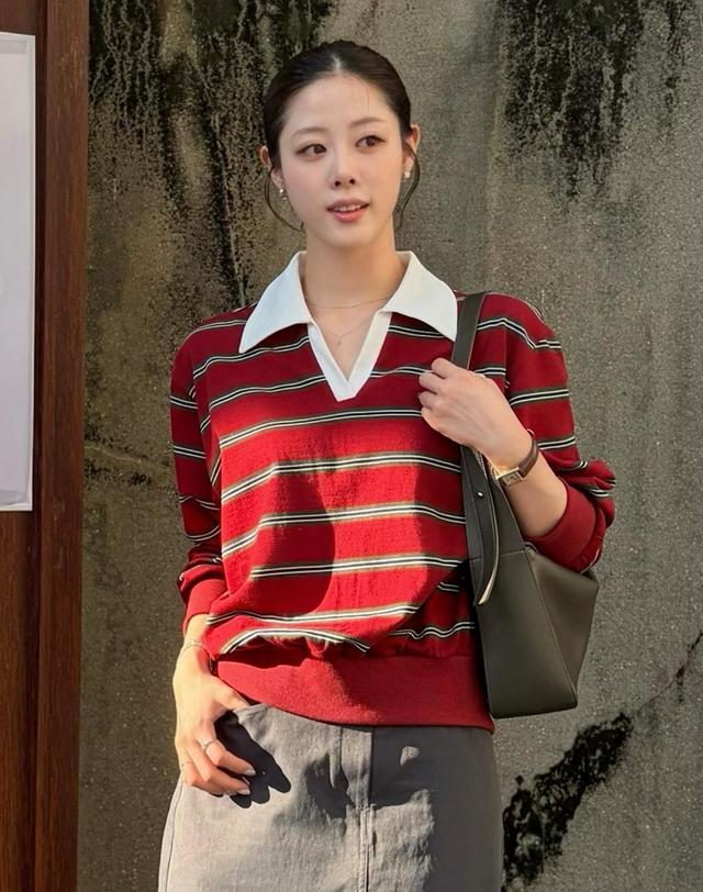 아워호프 스트라이프 로고 카라 스웨트셔츠 - 버건디 착용컷