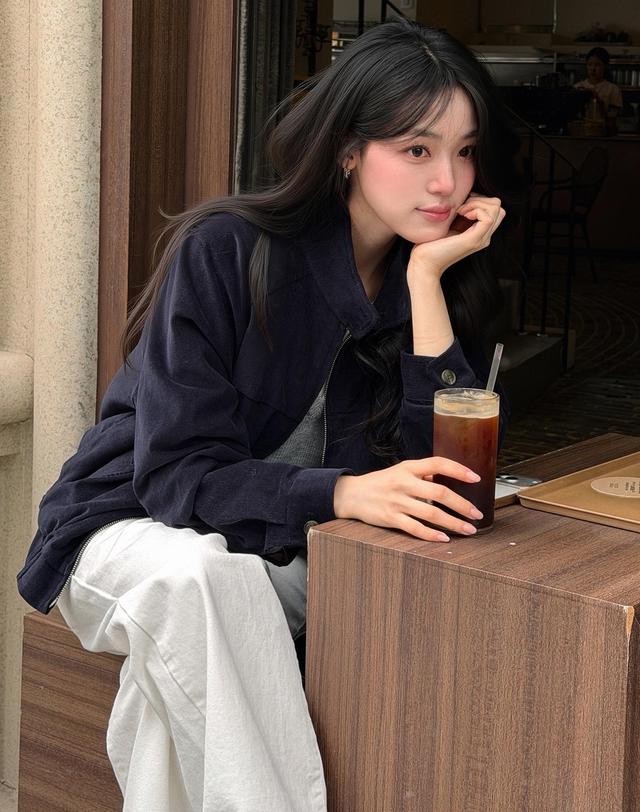 아워호프 코듀로이 버튼 포인트 블루종 재킷 - 네이비 착용컷