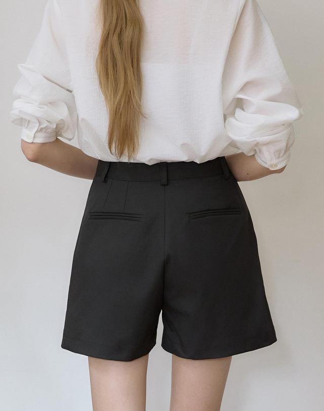 아워호프 소프트 스트레치 숏 팬츠 - Black 착용컷