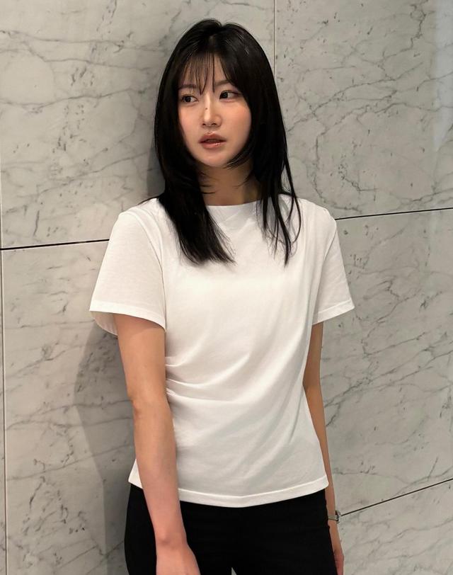 아워호프 실키 웨이스트 턱 드레이프 티셔츠 - White 착용컷