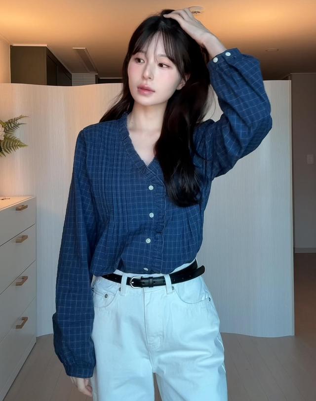 아워호프 포엠 러플 핀턱 체크 블라우스 - Navy 착용컷