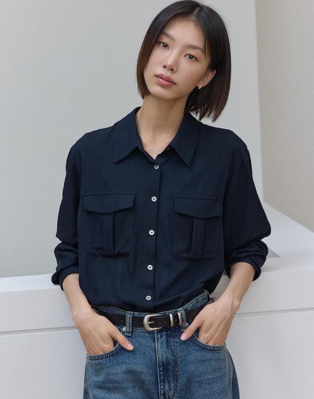 아워호프 셀레스트 쉬머 포켓 셔츠 - Navy 착용컷