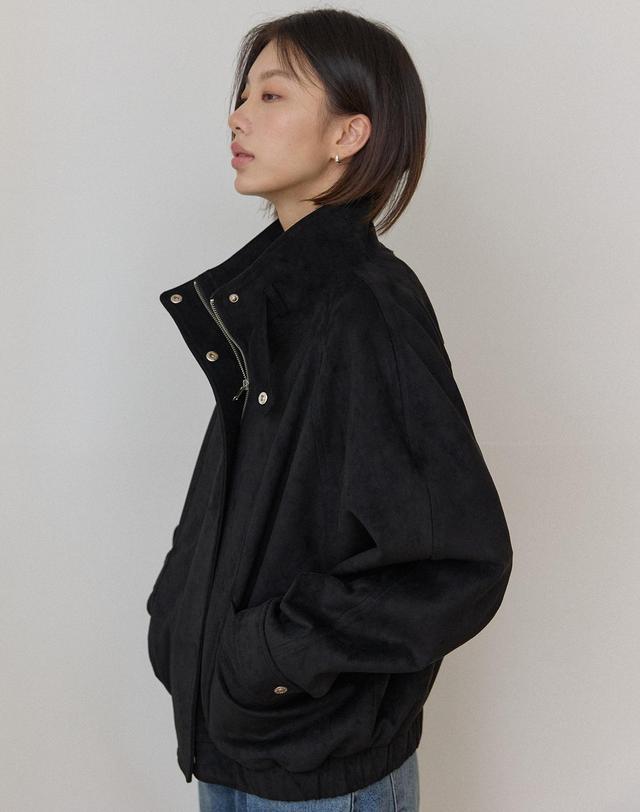 아워호프 커브드 하이넥 스웨이드 자켓 - Black 착용컷
