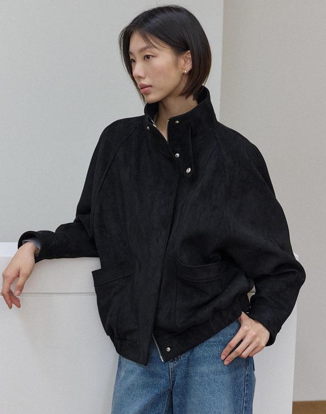 아워호프 커브드 하이넥 스웨이드 자켓 - Black 착용컷