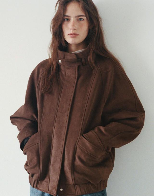 아워호프 커브드 하이넥 스웨이드 자켓 - Brown 착용컷