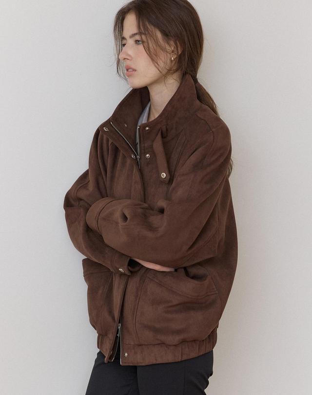 아워호프 커브드 하이넥 스웨이드 자켓 - Brown 착용컷