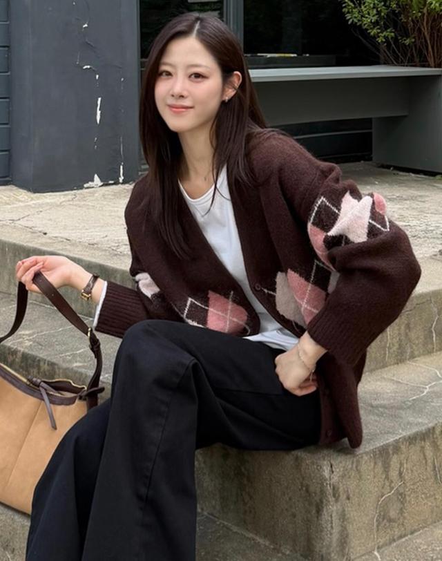 아워호프 [여민 착용] 아가일 울 헤어리 브이넥 가디건 - Brown 착용컷