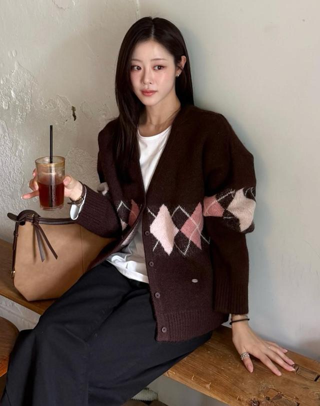 아워호프 [여민 착용] 아가일 울 헤어리 브이넥 가디건 - Brown 착용컷