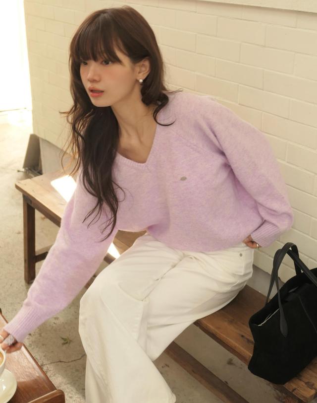 아워호프 [오제 착용]헤어리 V넥 래글런 니트 - Lilac 착용컷