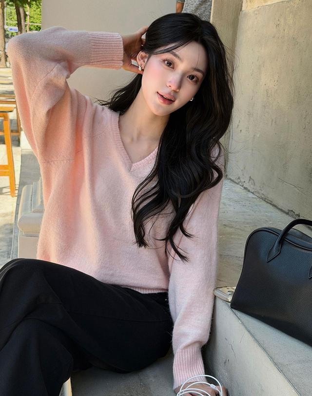 아워호프 [시온 착용]헤어리 V넥 래글런 니트 - Pink 착용컷