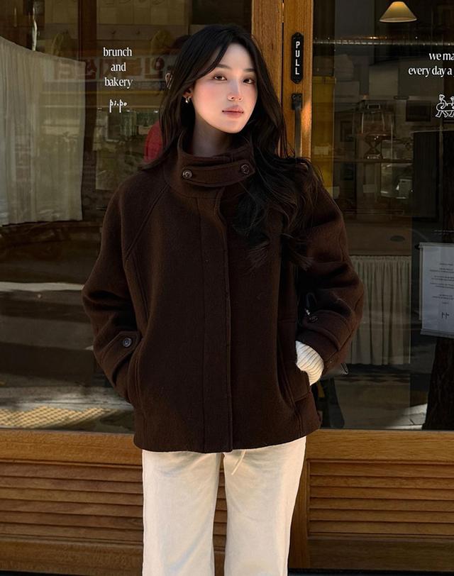 아워호프 [시온 착용]울 하이넥 래글런 하프 코트 - Brown 착용컷