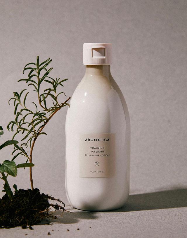 아로마티카 바이탈라이징 로즈마리 올인원 로션 300ML 착용컷