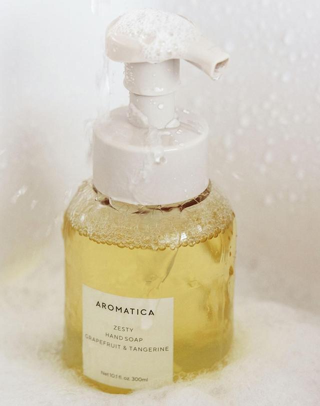 아로마티카 제스티 핸드솝 그레이프프룻 탠저린 300ml 착용컷