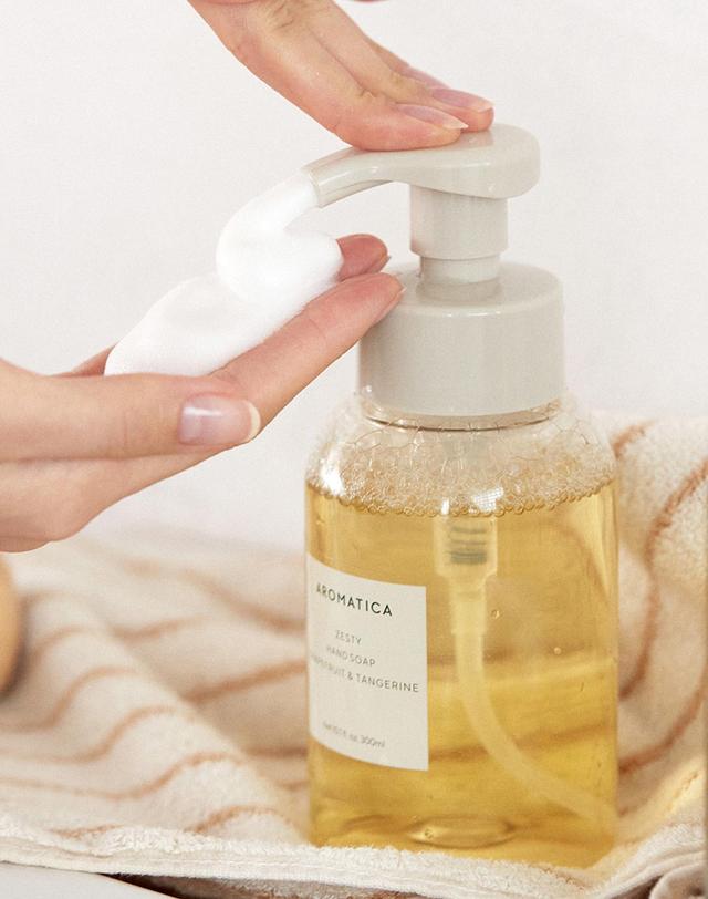 아로마티카 제스티 핸드솝 그레이프프룻 탠저린 300ml 착용컷