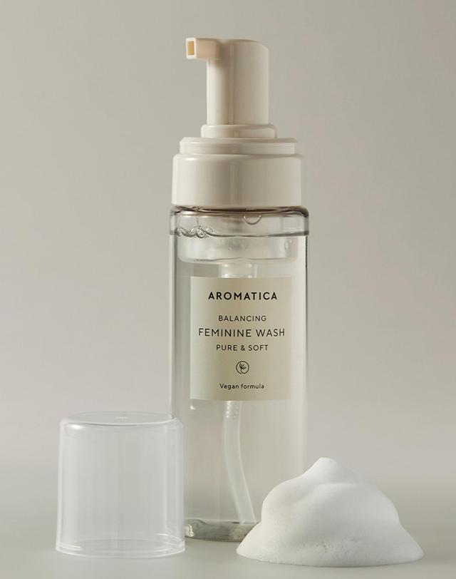 아로마티카 퓨어 앤 소프트 여성청결제 170ml 착용컷