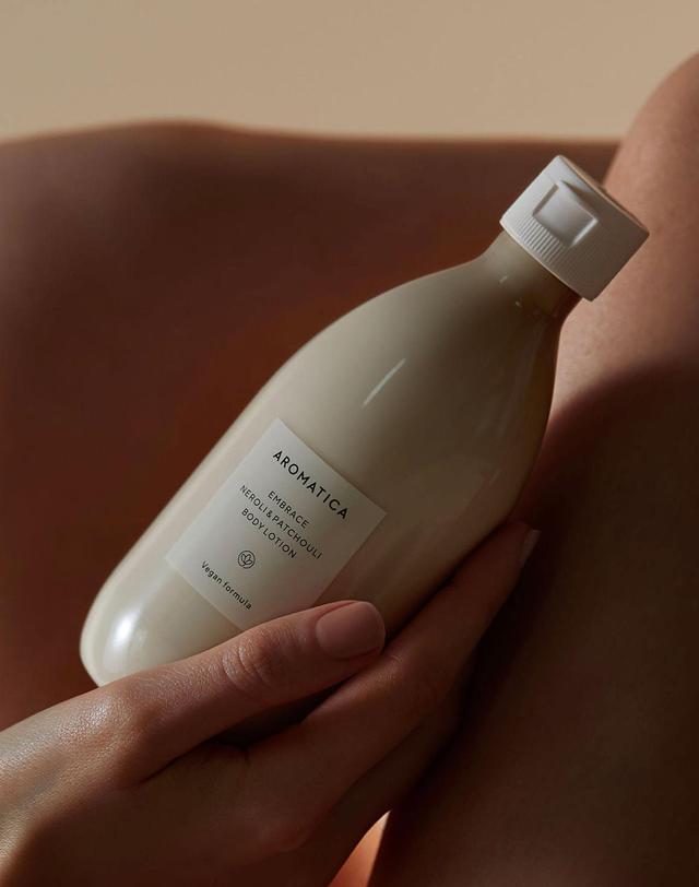 아로마티카 임브레이스 바디로션 네롤리&패츌리 300ml 착용컷