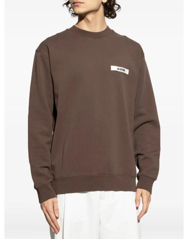 자크뮈스 자크뮈스 남성 그로그랭 스웨트 셔츠 SSM00206AJ00126880 DARK BROWN BPG 착용컷