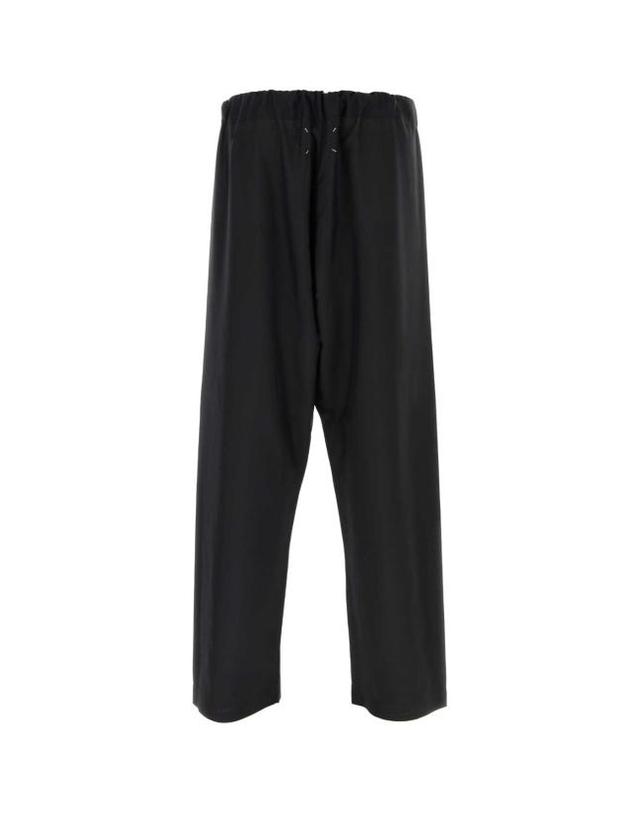 메종 마르지엘라 24SS 마르지엘라 남성 백 스티치 블랙 실크 파자마 팬츠 SI1KA0003S60345 900 Black BPG 착용컷