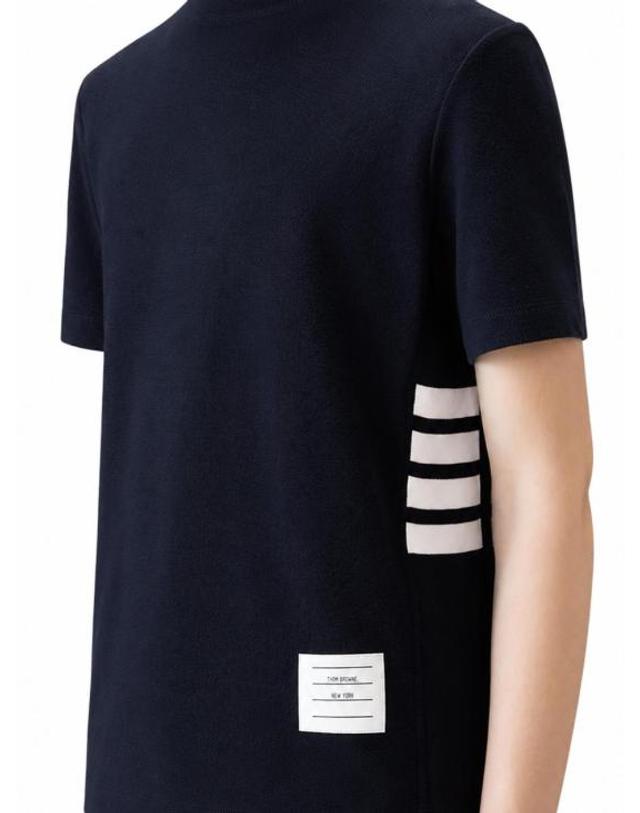 톰브라운 [명품] 26SS 톰브라운 클래식 피케 4바 티셔츠 FJS207A 00050 415 NAVY DOM 착용컷