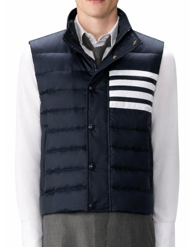 톰브라운 [명품] 26FW 톰브라운 샤이니 립스탑 라이트웨이트 다운 필 4 바 베스트 MVD036X F1095 415 NAVY DOM 착용컷