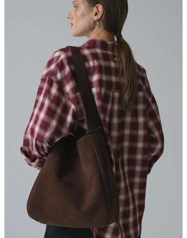 시야쥬 SIAC3088 Suede Piren Bag_Brown 착용컷